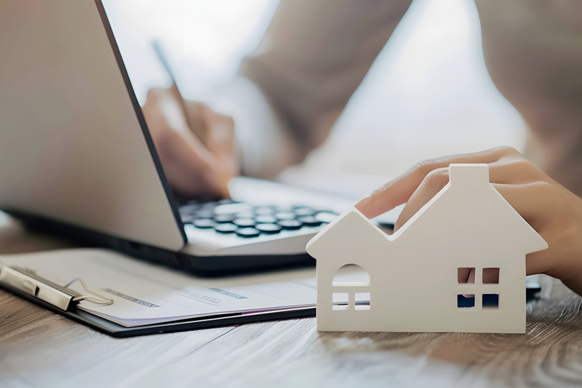 © Steve / stock.adobe.com Laptop und kleines Häuschen