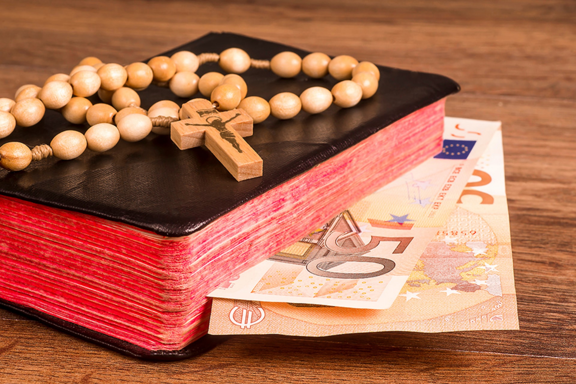 © GieZetStudio - stock.adobe.com Bibel und Geldscheine