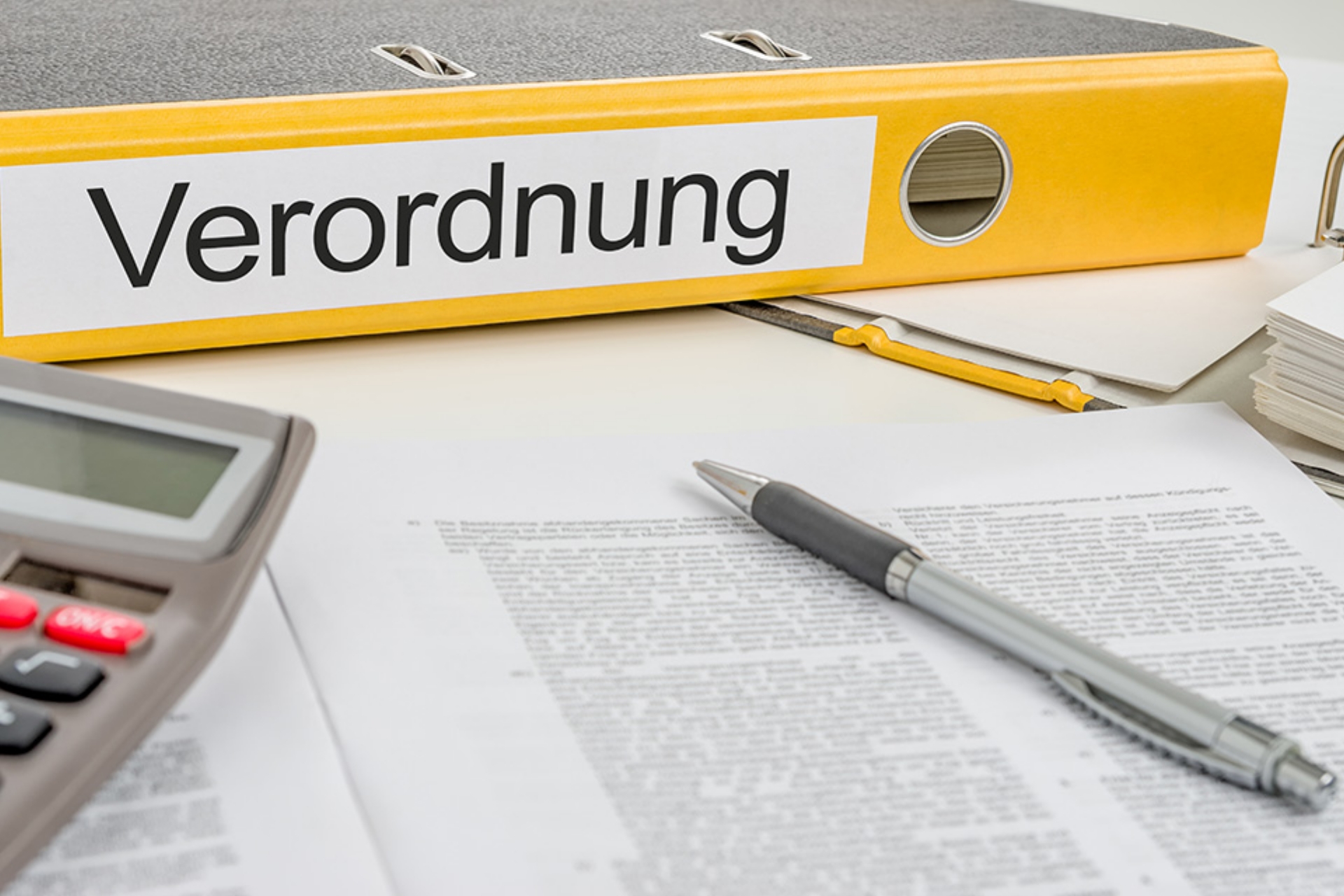 © Zerbor - stock.adobe.com Mappe mit Schriftzug Verordnung